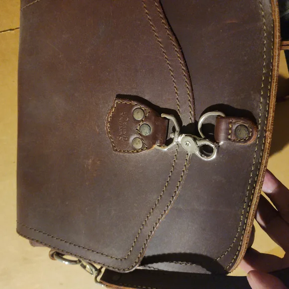 SaddlebackBrown Leather Messenger Bag with Classic Design unisex